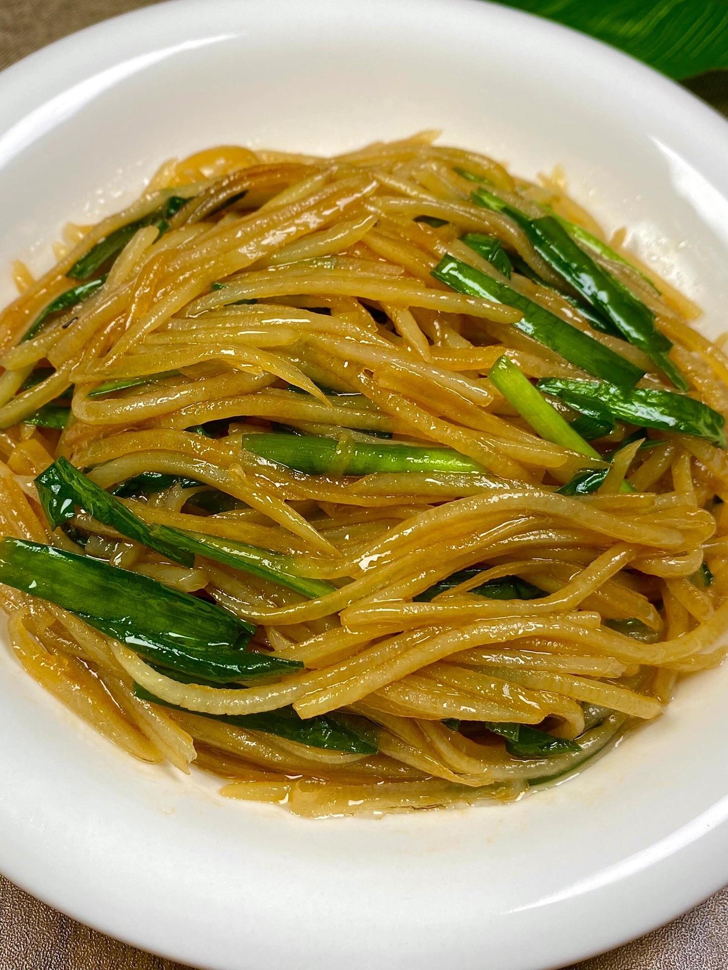 超下饭的土豆丝，嘎嘎香。韭菜十土豆丝一起炒也泰香了吧鲜巨下饭~ 配米饭...