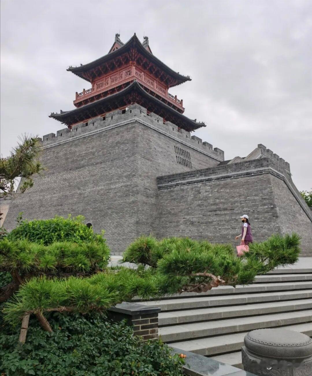 乘车途经临汾，望见雄伟城墙角楼便下车登临。城墙旁设有直达电梯，墙体高大厚重，亲眼