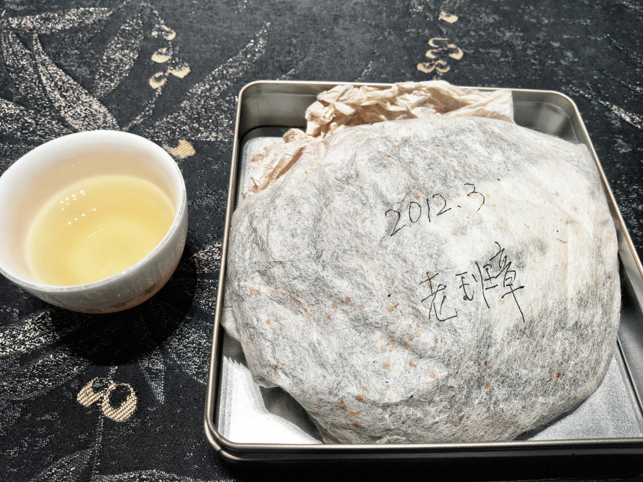 分享到了14年的班章茶
老友相聚，有缘分享到了朋友私藏的一款2012年的老班章生