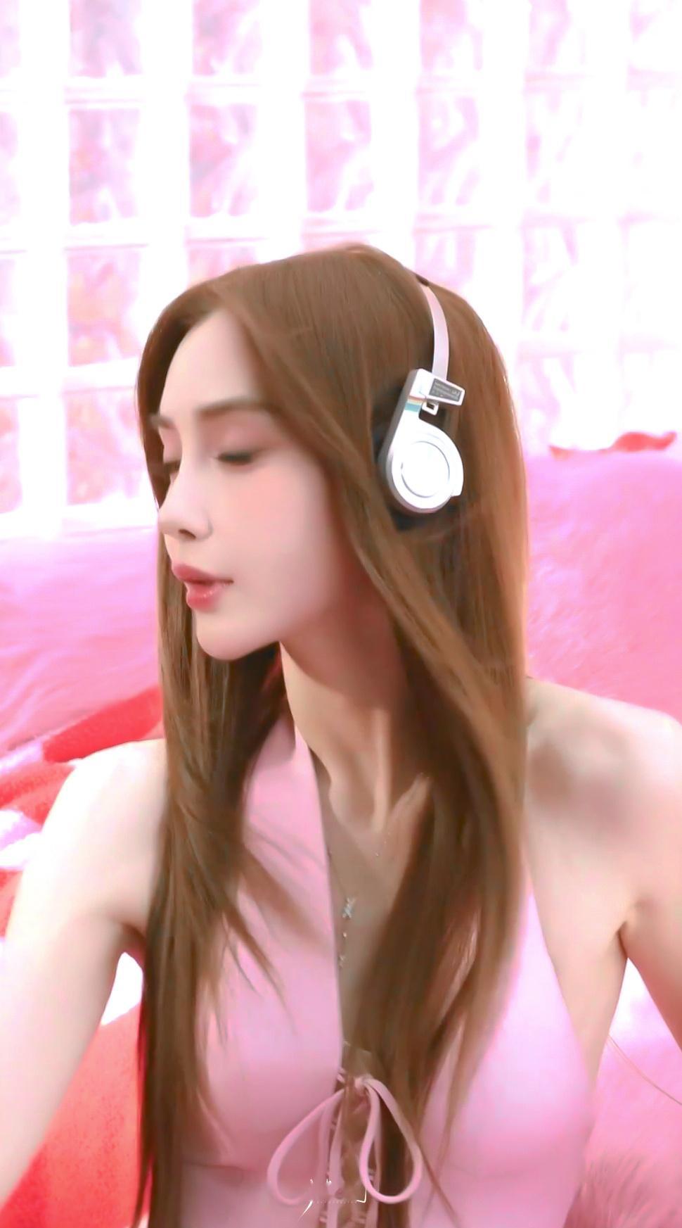 angelababy ⼁杨颖 你笨笨的 我希望你好好吃饭 天天开心 坏情绪都远离