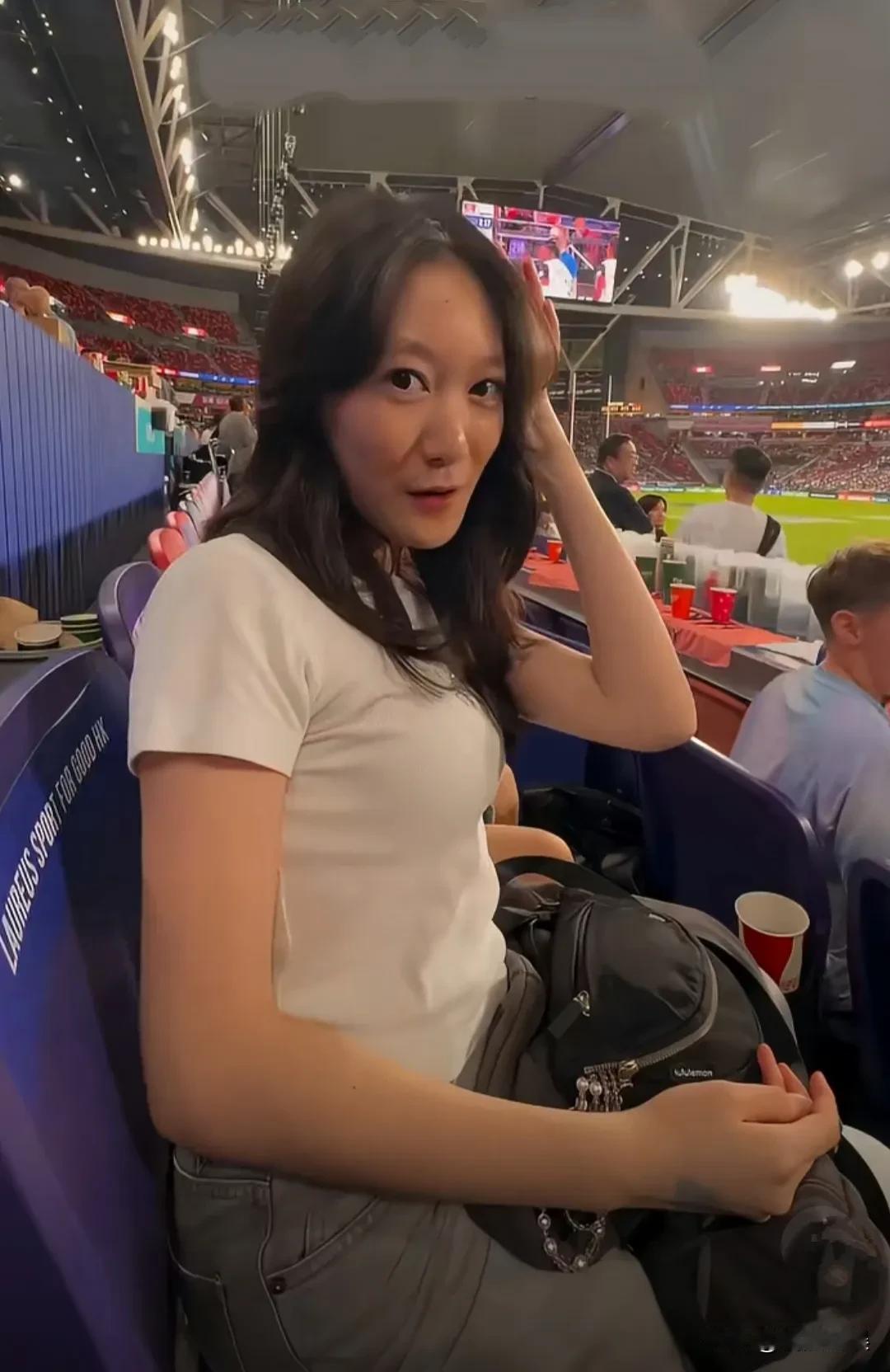 李小鹏妻子李安琪和女儿奥莉，一起看球赛，小时候萌萌糯糯的小奥莉，越长越像妈妈了。