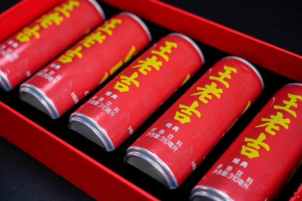 REDMI K90 Max发布会邀请函主打一个实打实，和王老吉联名礼盒，重点就是