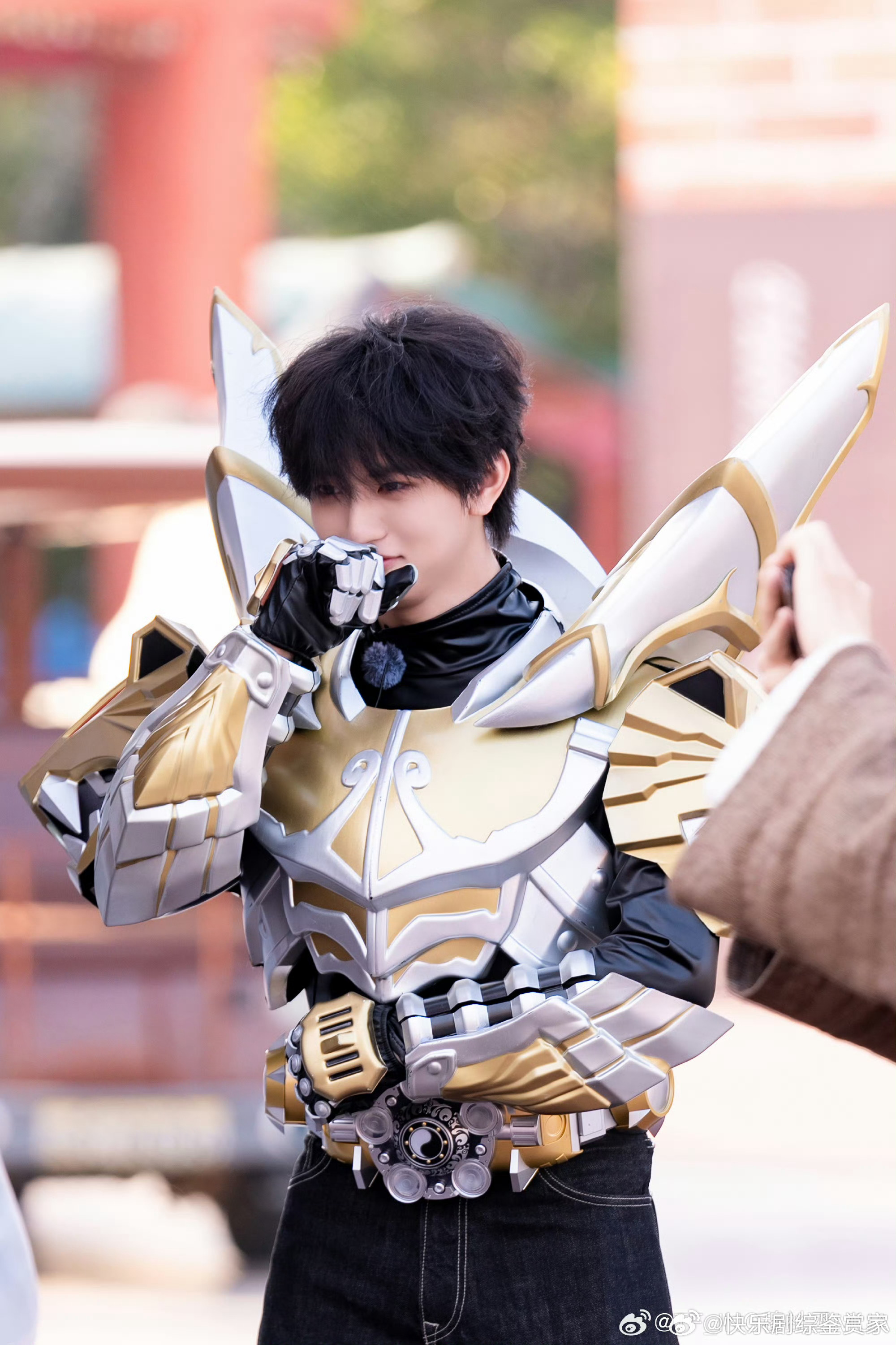 穆祉丞中二魂燃起来了周五晚高疯 穆祉丞cos铠甲勇士大大的身子小小的头看起来真的