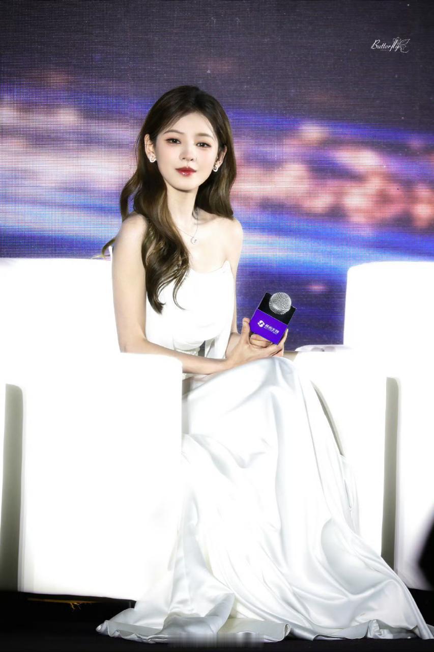 美女想和谁互动就和谁互动呗 只知道张予曦今天在MBB的发布会美哭我了 完全是白月