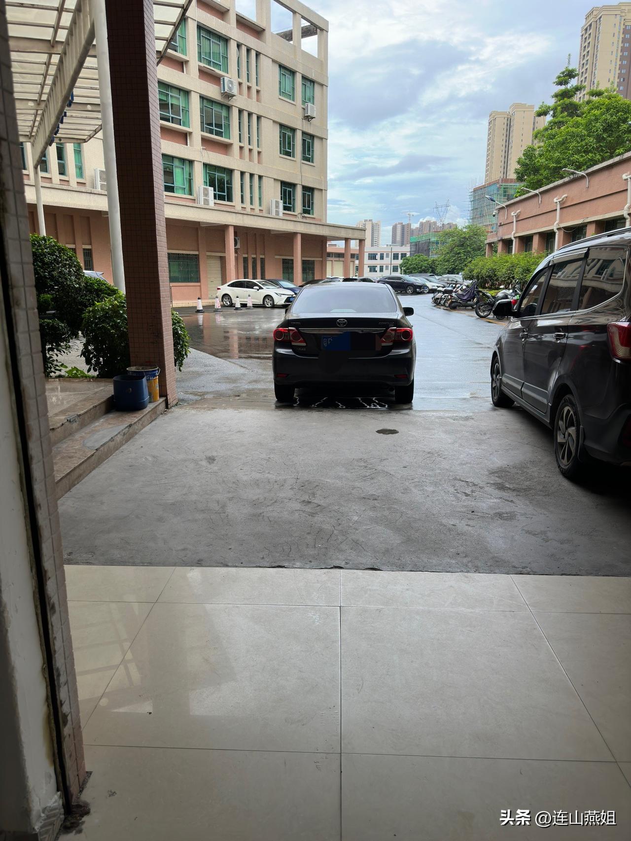 你看我这车技？明明倒车倒得那么漂亮，却没胆再往后倒，其实再倒一点我就可以离门口近