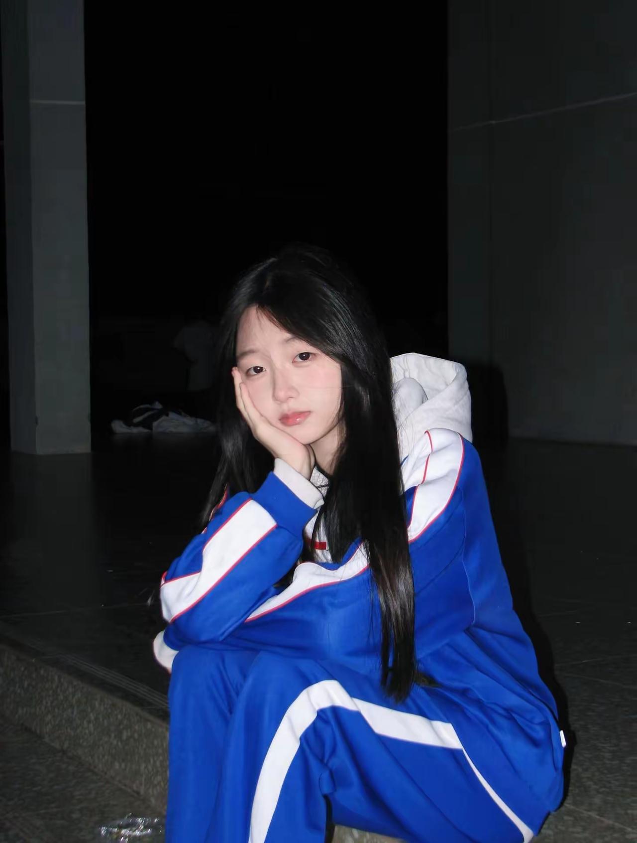 夜风吹松了校服的领，指尖蹭着发梢时，连影子都裹着晚自修后没散尽的软。台阶沾了点凉