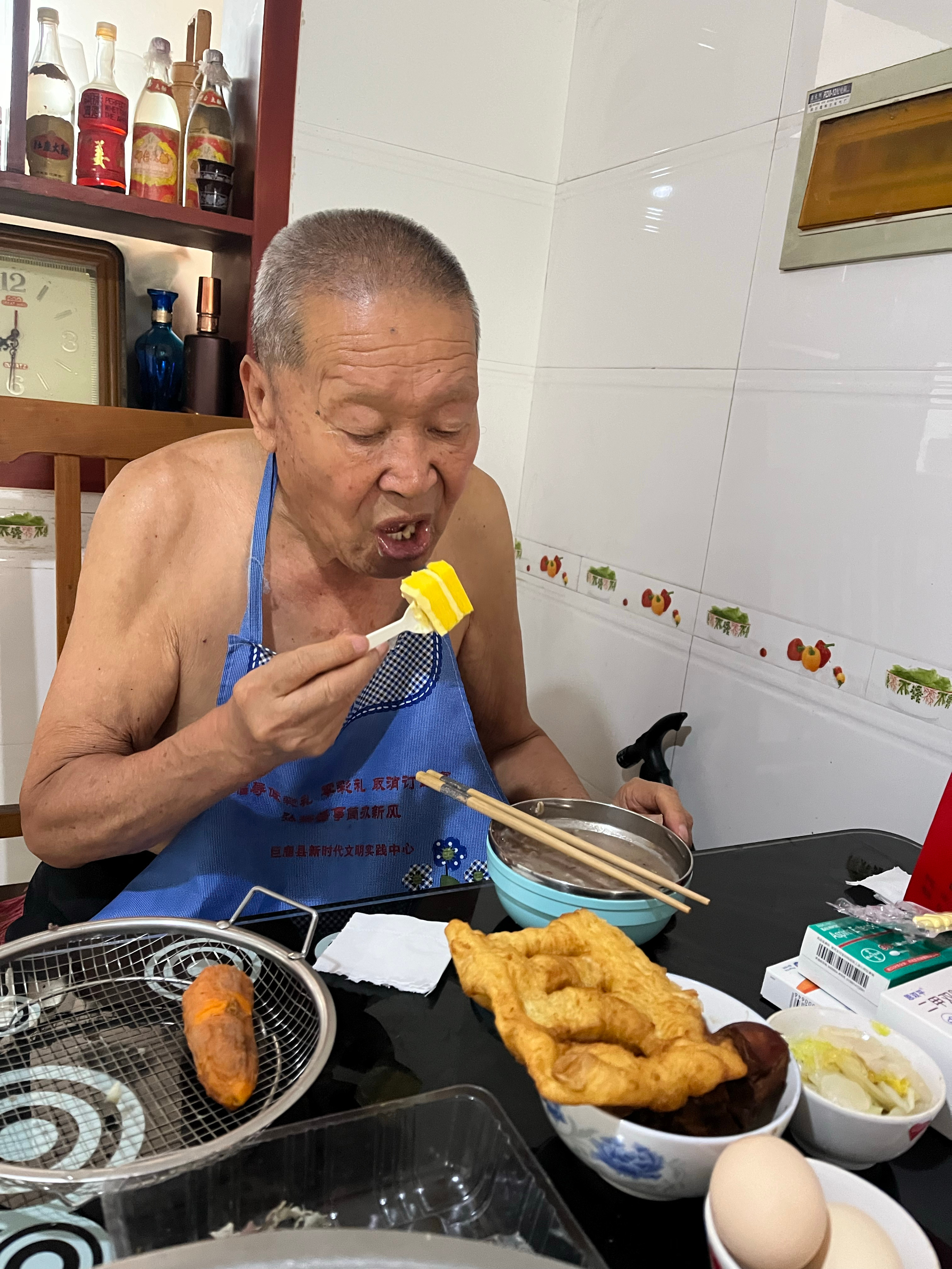 大姐下午回家了，我提前下岗啦！        老爹让我给他铺凉席，一想起那个旧的