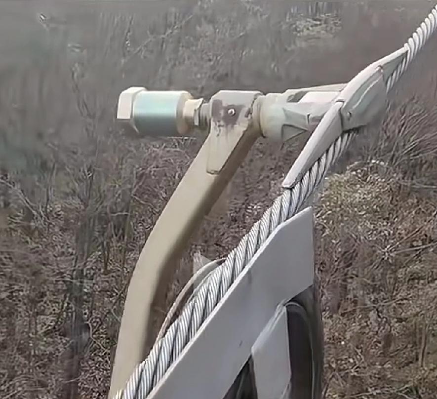 单臂脉冲索道，抓钢绳那个叫抱索器。

下面就是我们游客乘坐的轿厢，大大的轿厢就靠