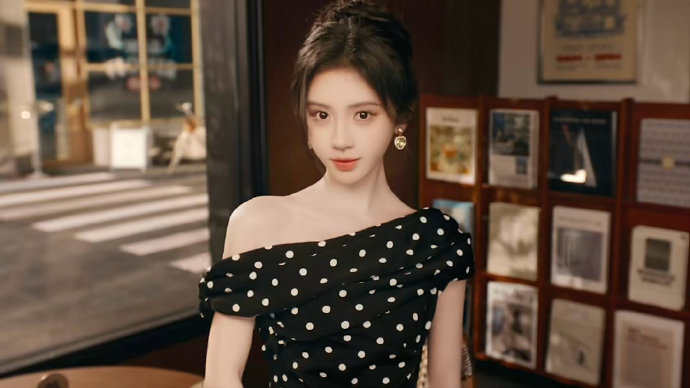 鞠婧祎敲镜头鞠婧祎金钻耳坠 鞠婧祎金钻耳坠 