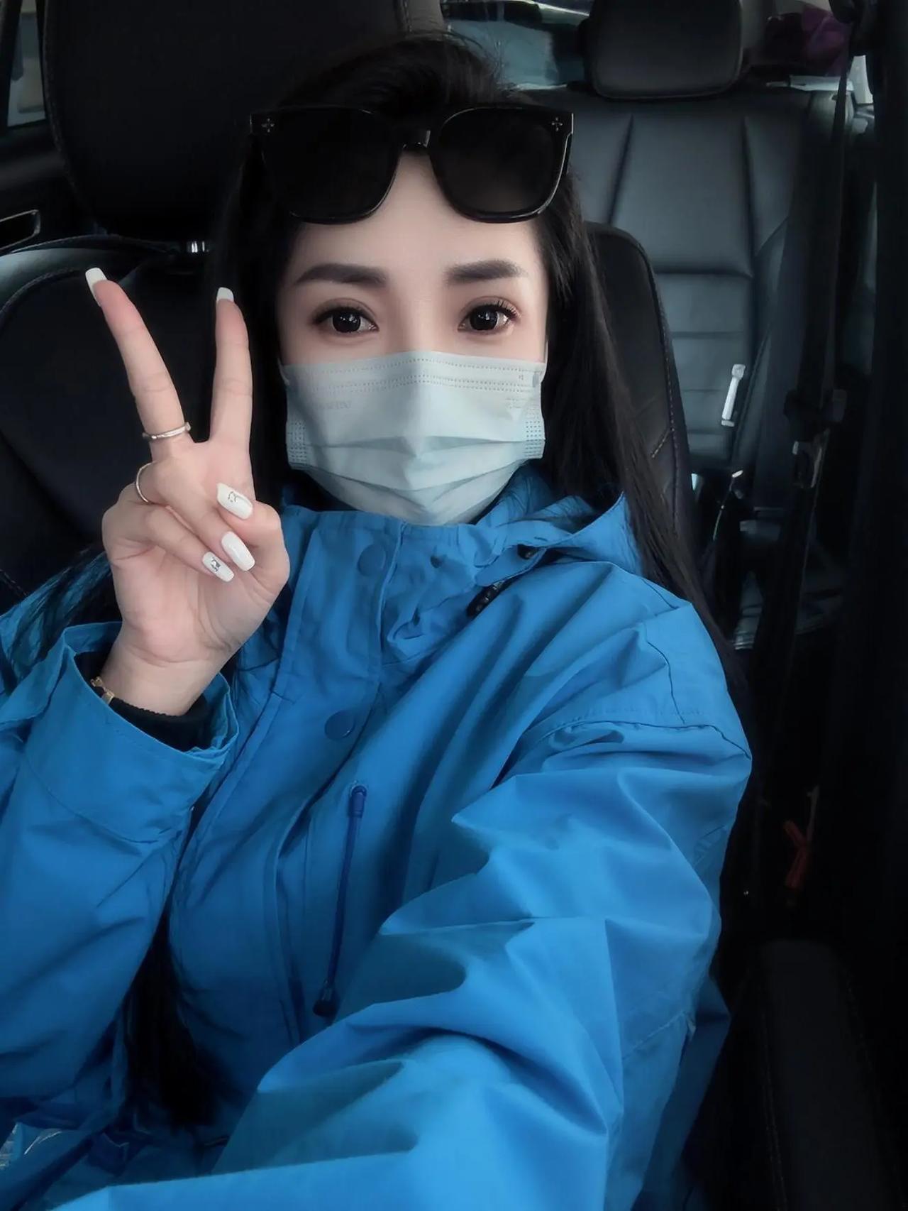 衣服就像性格，多面向，在不同场合，总有一面顺其自然可以拿出来用，让衣服与我们相互