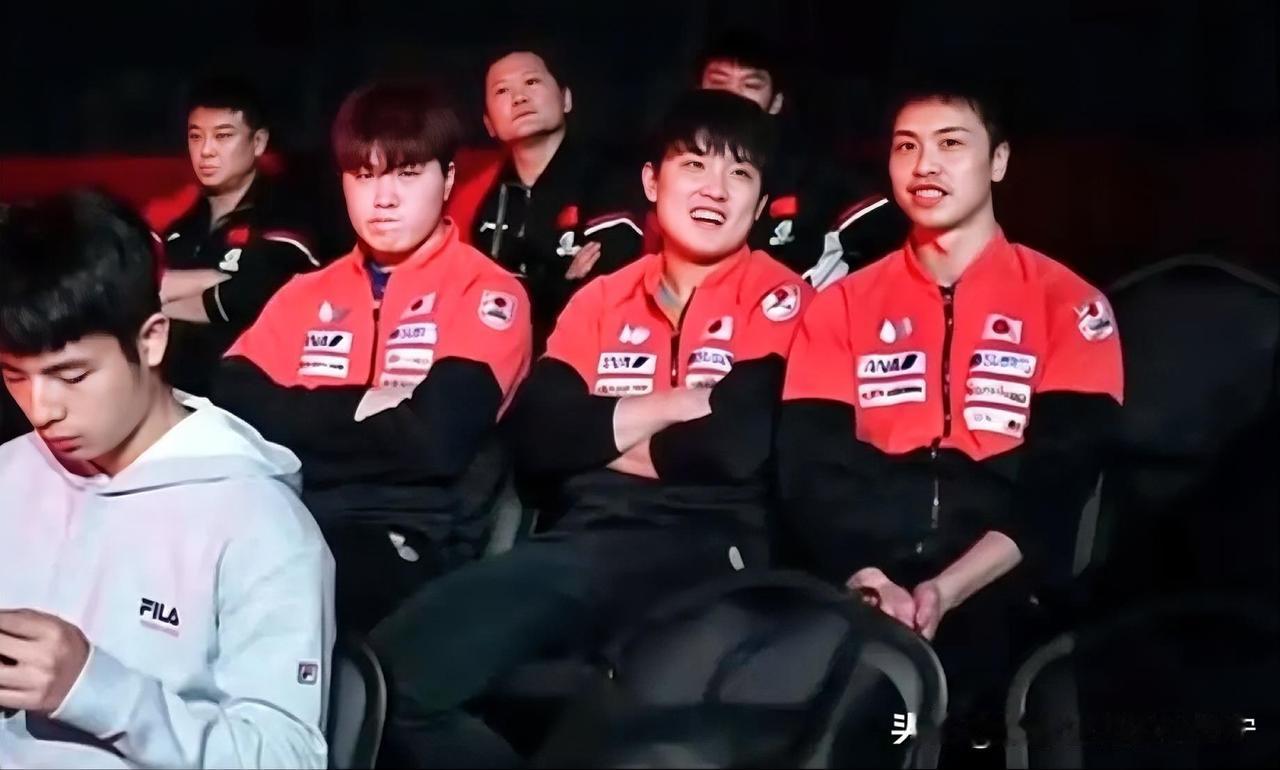 昨天王楚钦vs松岛辉空的比赛，当松岛被逆转后，赛场上的主镜头也特意给到了张本智和