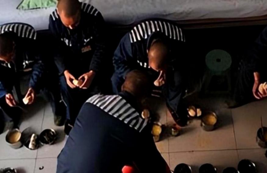 2009年，山西一退役武警被刑拘，进入监室的第一天就碰到狱霸，连扇退役武警5个耳