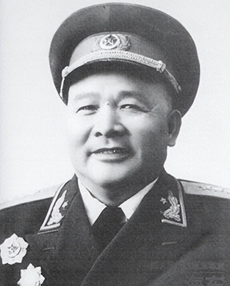 1969年九大期间毛主席见到徐海东坐在角落，随即与周总理眼神交流传递了什么想法？