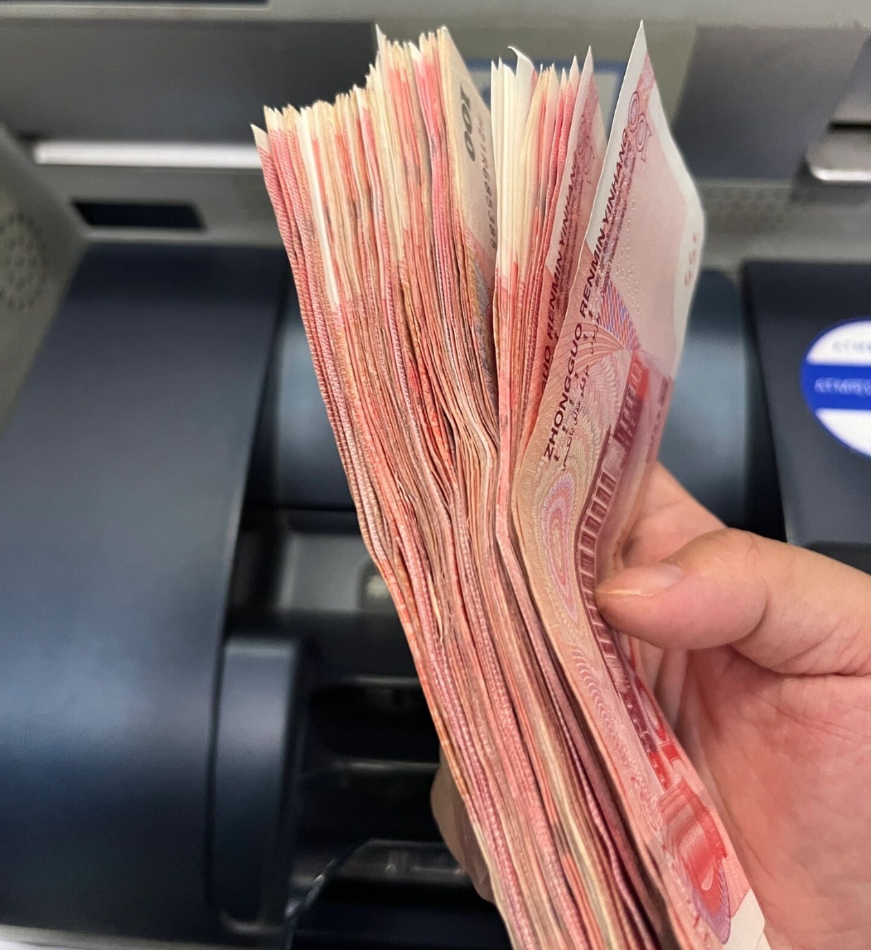 第一次感受到1w有这么多1万块钱的现金带来的视觉冲击感和心理反馈，是数字货币不能