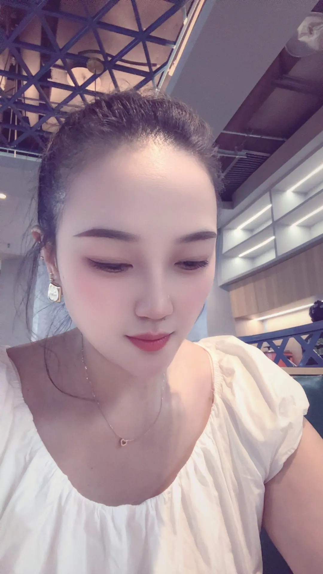 世界那么大，有人给你难堪，有人给你解围，有人欺你如泥，有人疼你入骨，有...
