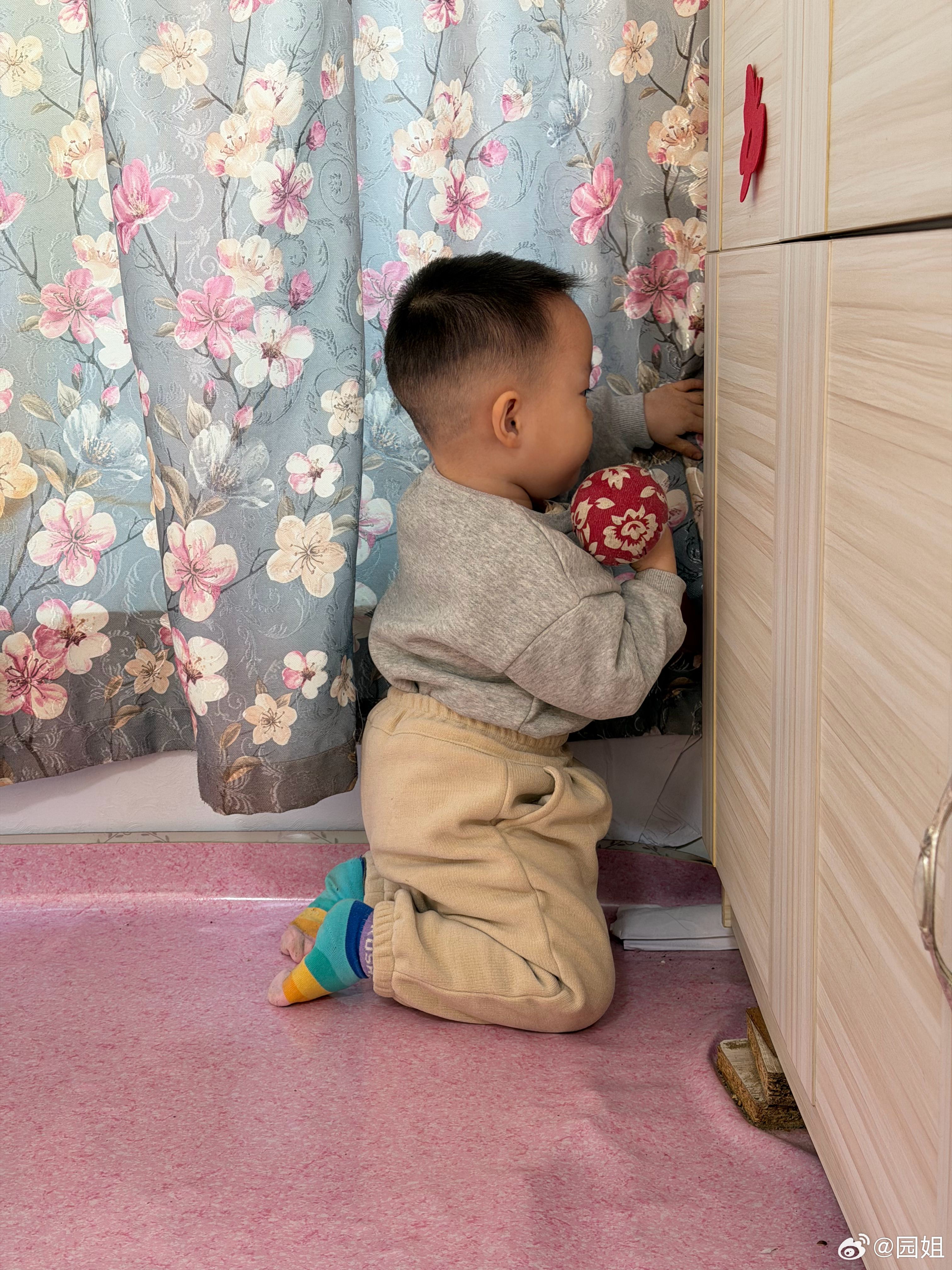 这个小孩子早上五点半就起床给自己赚奶粉钱，小孩子也不容易呀