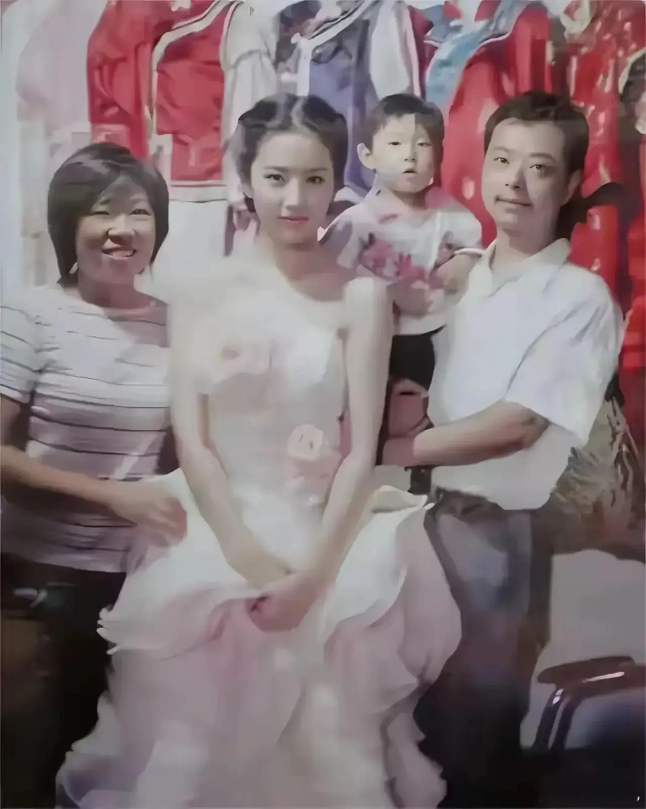 年轻时的刘亦菲，你们觉得像吗？ ​​​