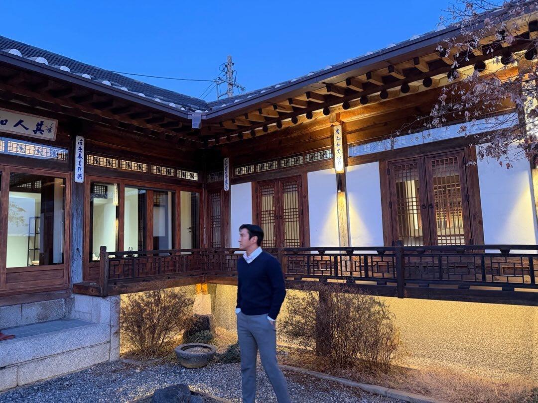 “CB百蓝_。260129崔始源 IG更新：广告在坐落于北村的美丽青色韩屋 ‘蓝