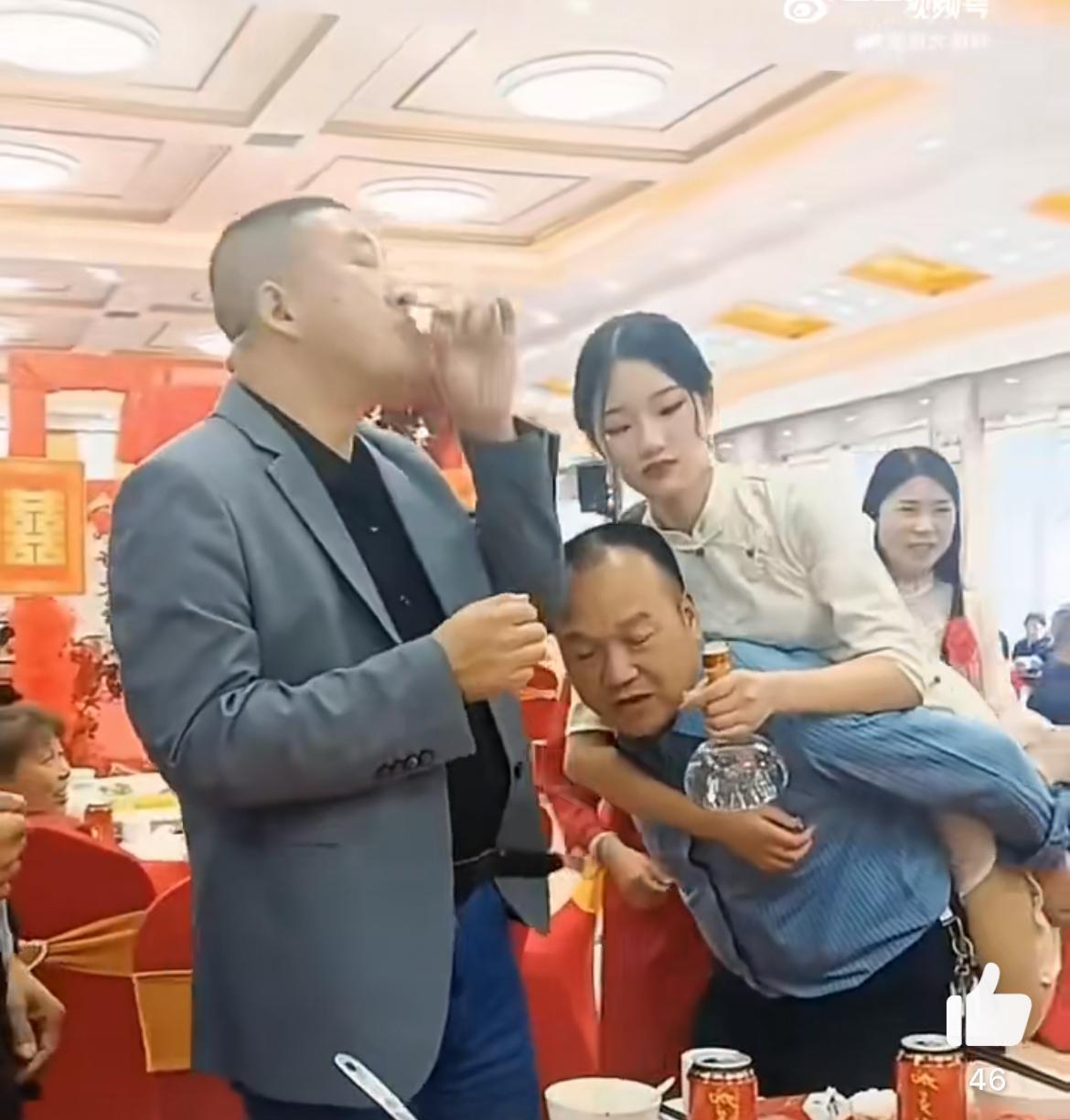 公公背媳妇给宾客挨个敬酒，据说是陕西某地的习俗，这是大姑娘坐花轿头一回听说，看得