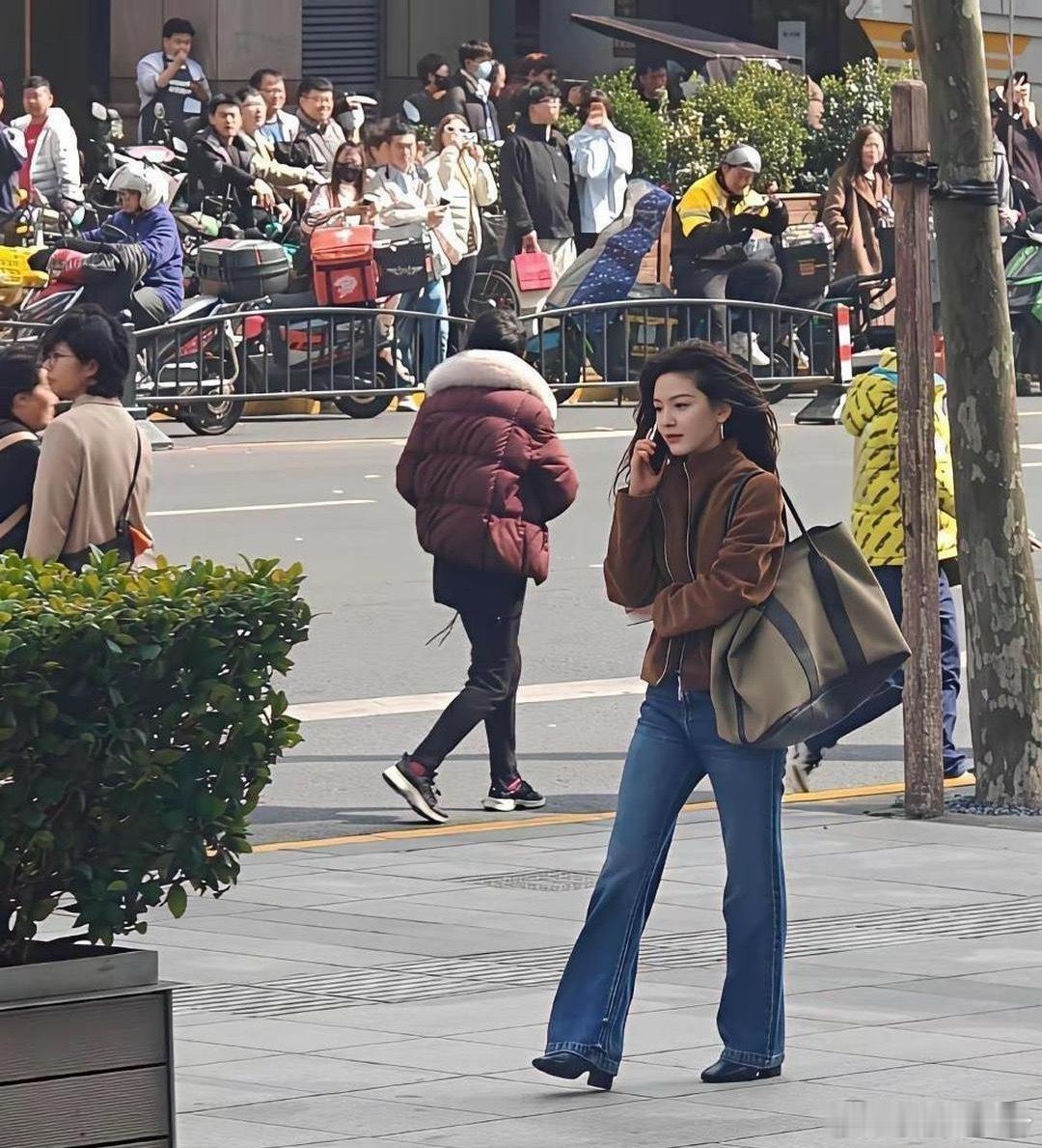 偶遇章‏若楠‎﻿⁠一次‏，你‎⁠就明白﻿‎‎了，‏明星的淡‎颜在﻿现实中冲击﻿‎