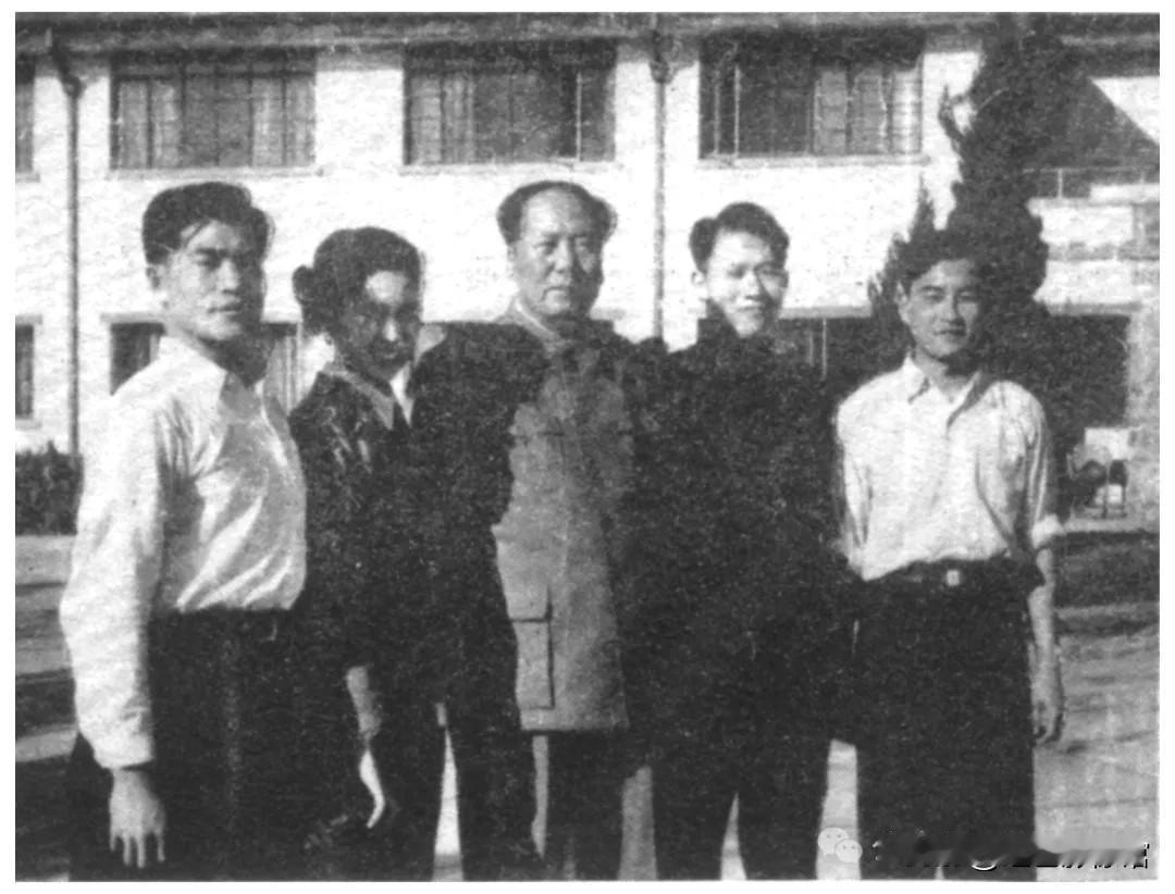 1956年武昌，毛泽东与卫士封耀松、摄影师侯波、卫士长李银桥等身边工作人员合影，