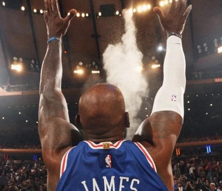 NBA常规赛，在76人对阵卫冕冠军尼克斯的比赛中，出现了非常奇葩的一幕。比赛还剩