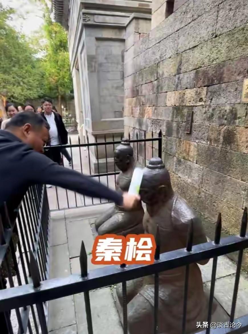 历史从不说谎：投降派能当官，就是民族最大的危险！
 
秦桧这两个字，在中国人心里