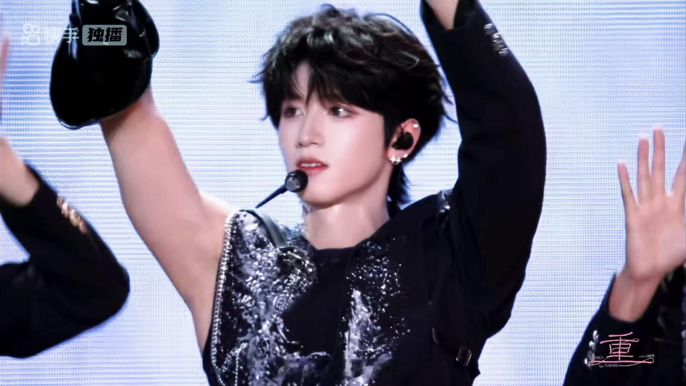 朱志鑫徐州演唱会生图朱志鑫二周年演唱会大屏的神舞台灯光交织之下，朱志鑫生图状态依