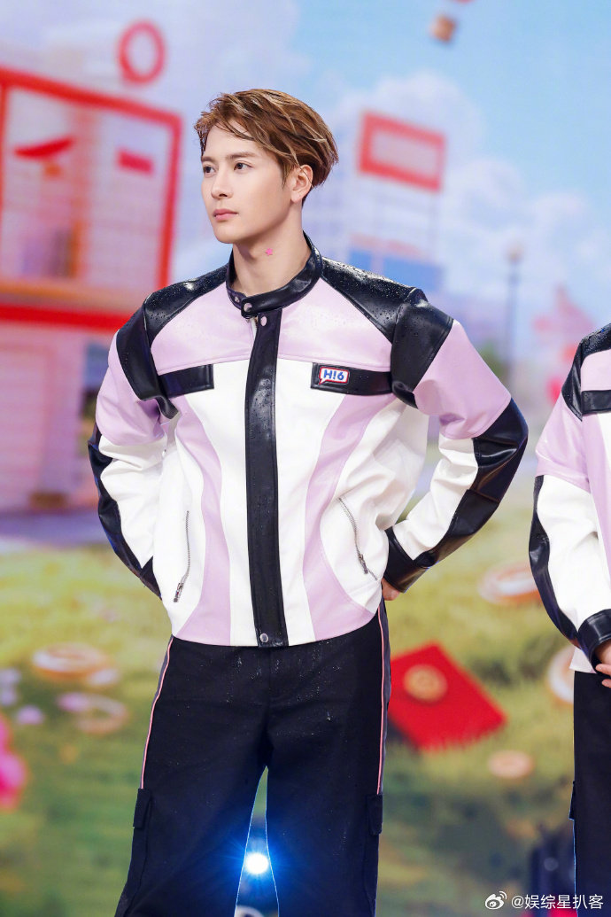 王嘉尔你好星期六 王嘉尔惊喜现身好六！今晚锁定节目，坐等嘉尔解锁趣味互动名场面～