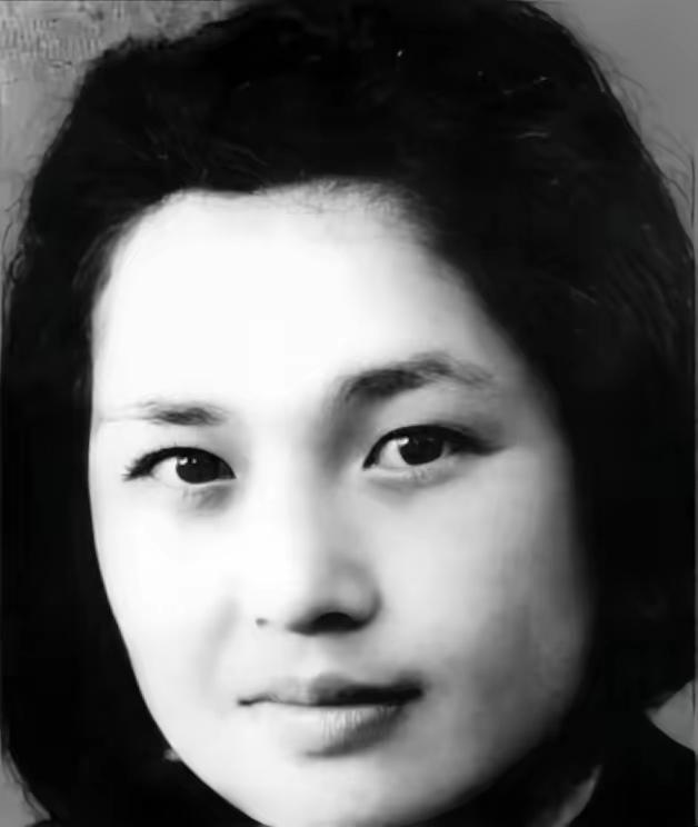 晚年的傅冬菊，作为傅作义的女儿，北平和平解放的功臣，成功解放北平后，本该平步青云