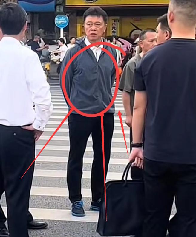 看到高书记指挥交通时穿的蓝色外套
我好奇的查了查！
一查才知道，高书记这么低调！
