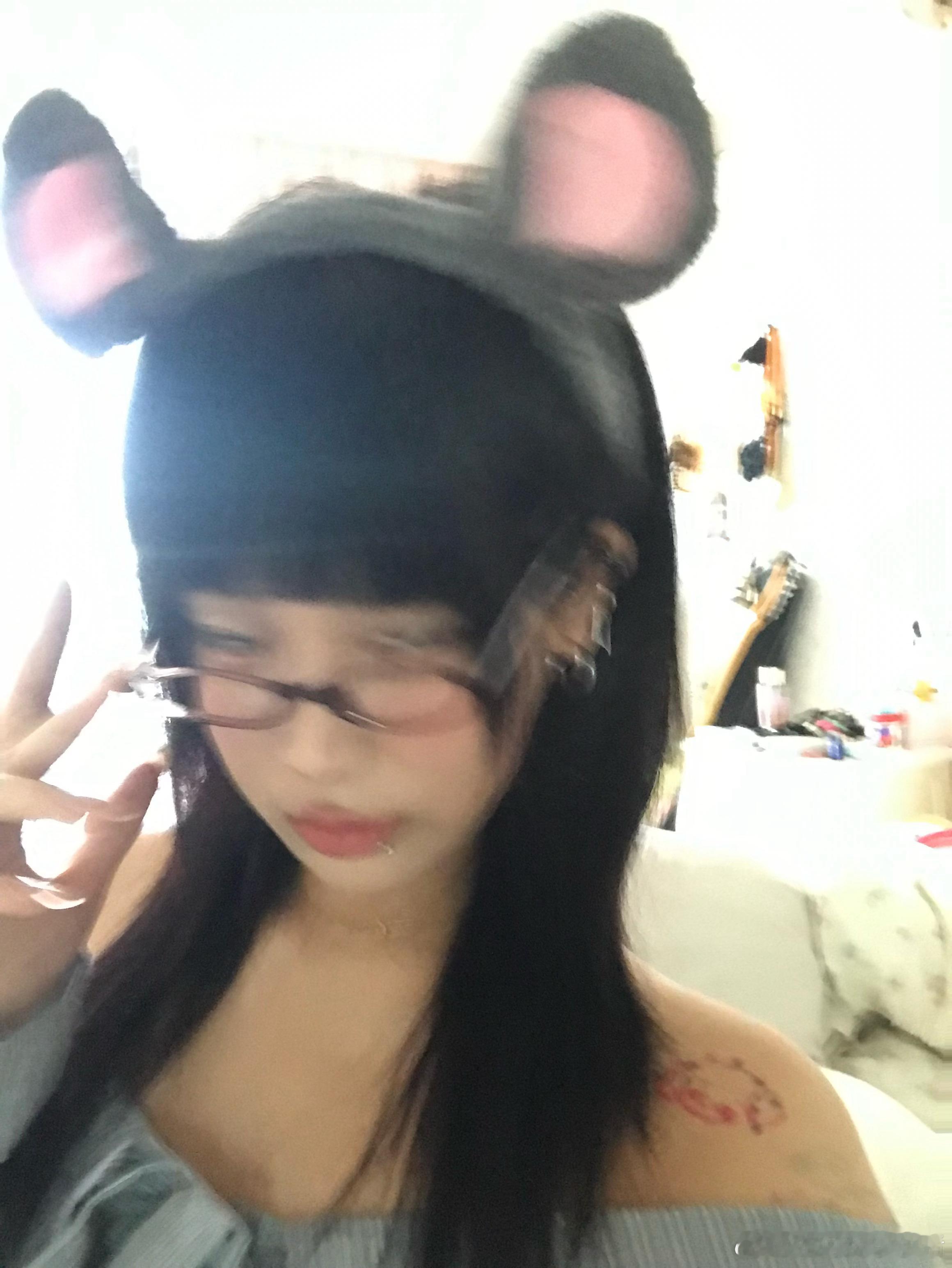 夜晚让我好脆弱 呵呵 ​​​