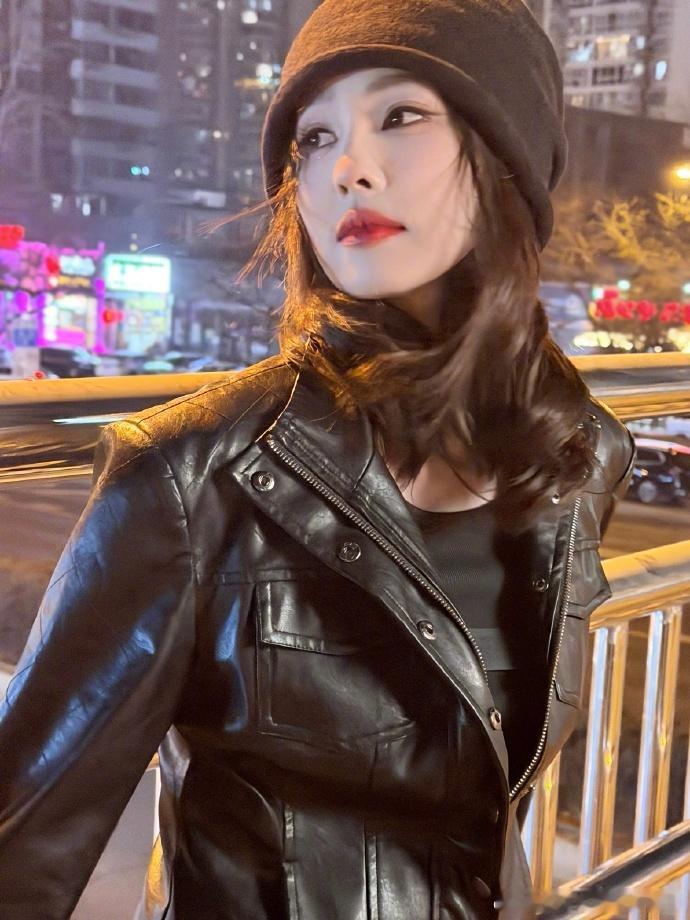 白鹿黑皮衣冷帽look白鹿allblack红唇白鹿最新look上线！黑皮衣冷帽a