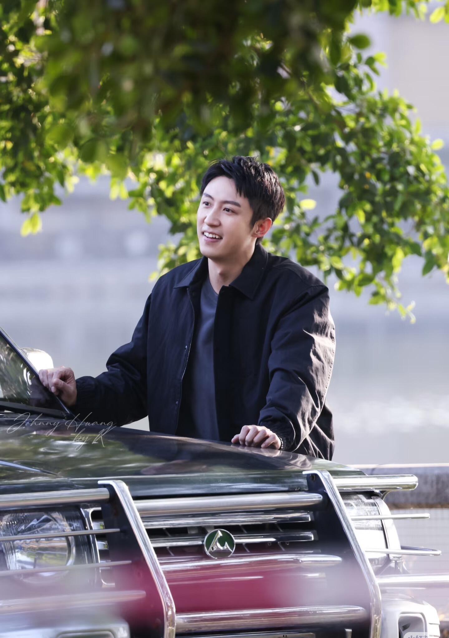 黄景瑜下意识的表演细节他眼神里的野性未褪，嘴角却多了分隐忍。少年捧信时指尖微颤，