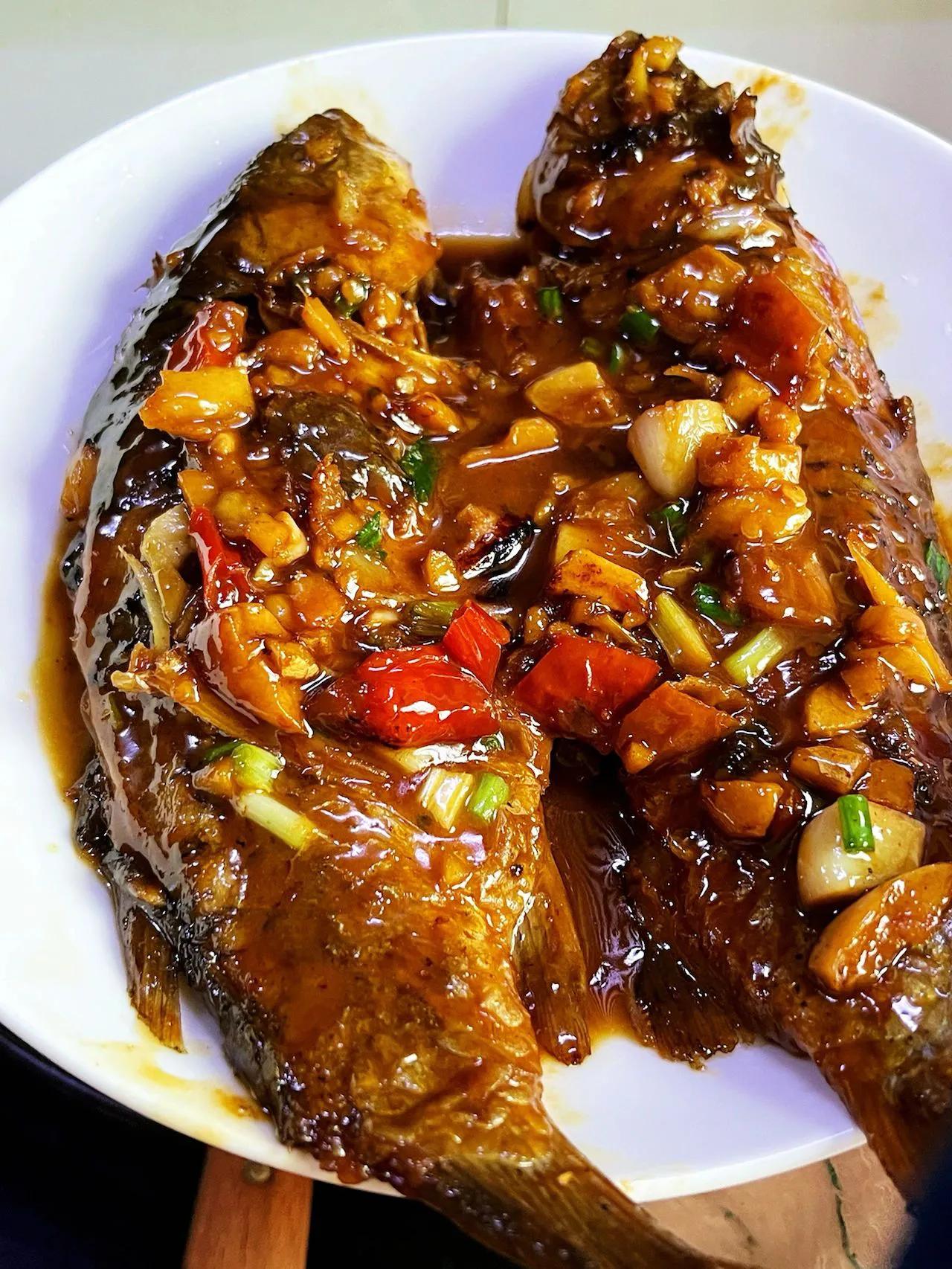 以后要是想吃鱼了，你就像我这样做个红烧鲫鱼。做法简单特别好吃！
做法：
1、鲫鱼