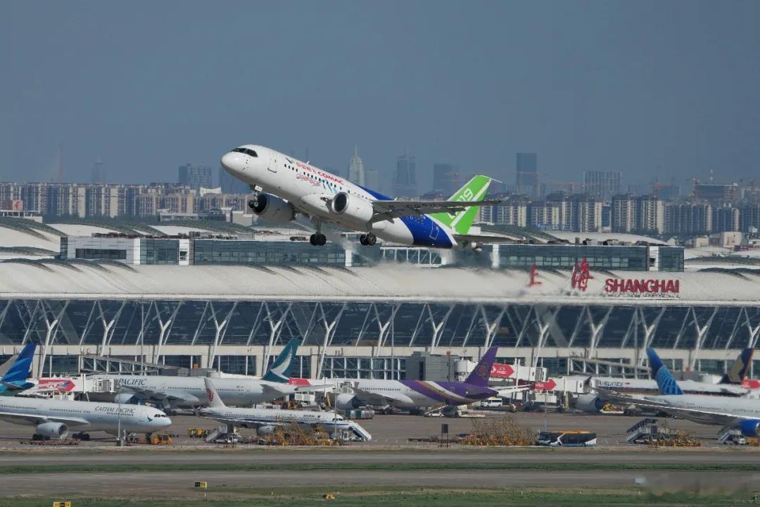 C919高原型今日首飞 7月29日7时59分，C919高原型首架机在上海浦东国际
