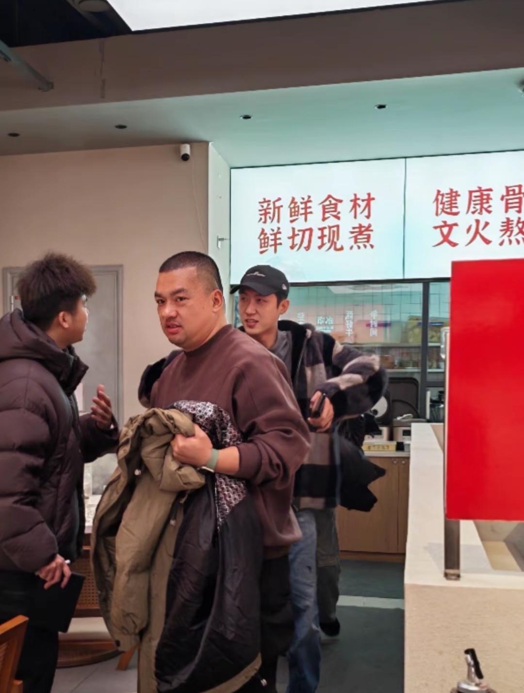 黄景瑜︱路人偶遇系列20260102参加完跨年晚会隔天就回宁波《赢风》剧组继续拍