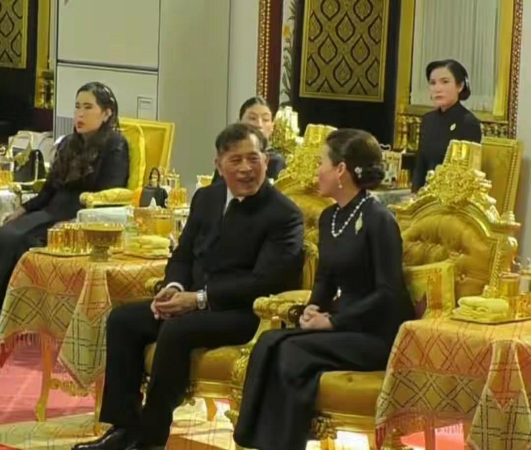 玛哈国王在长女的葬礼上居然还能笑得出来，和王后有说有笑的。
而诗妮娜贵妃却一脸悲