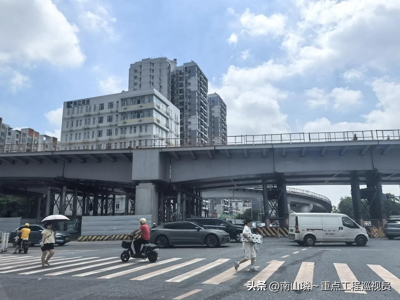 内环路东晓南放射线接东晓南路-广州南站连接线处。
桥梁已贯通。
原本的南行往洛溪