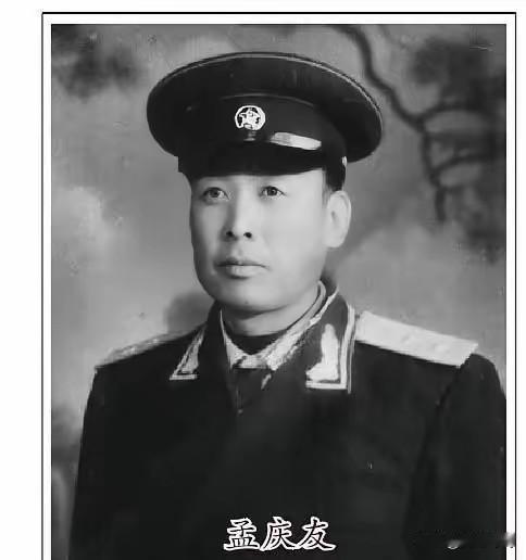 1943年，八路军排长进城打探敌情，谁知被伪军认出，逃亡路上遇到日军在摆席，他笑