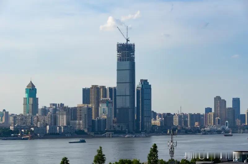 奋进江城共筑新篇 奋进江城共筑新篇
“奋进江城共筑新篇”，这口号多提气！江城宛如