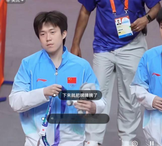 赛后悲情一幕！

9月24号晚上，名古屋亚运会乒乓球男团决赛打完了。中国队2比3