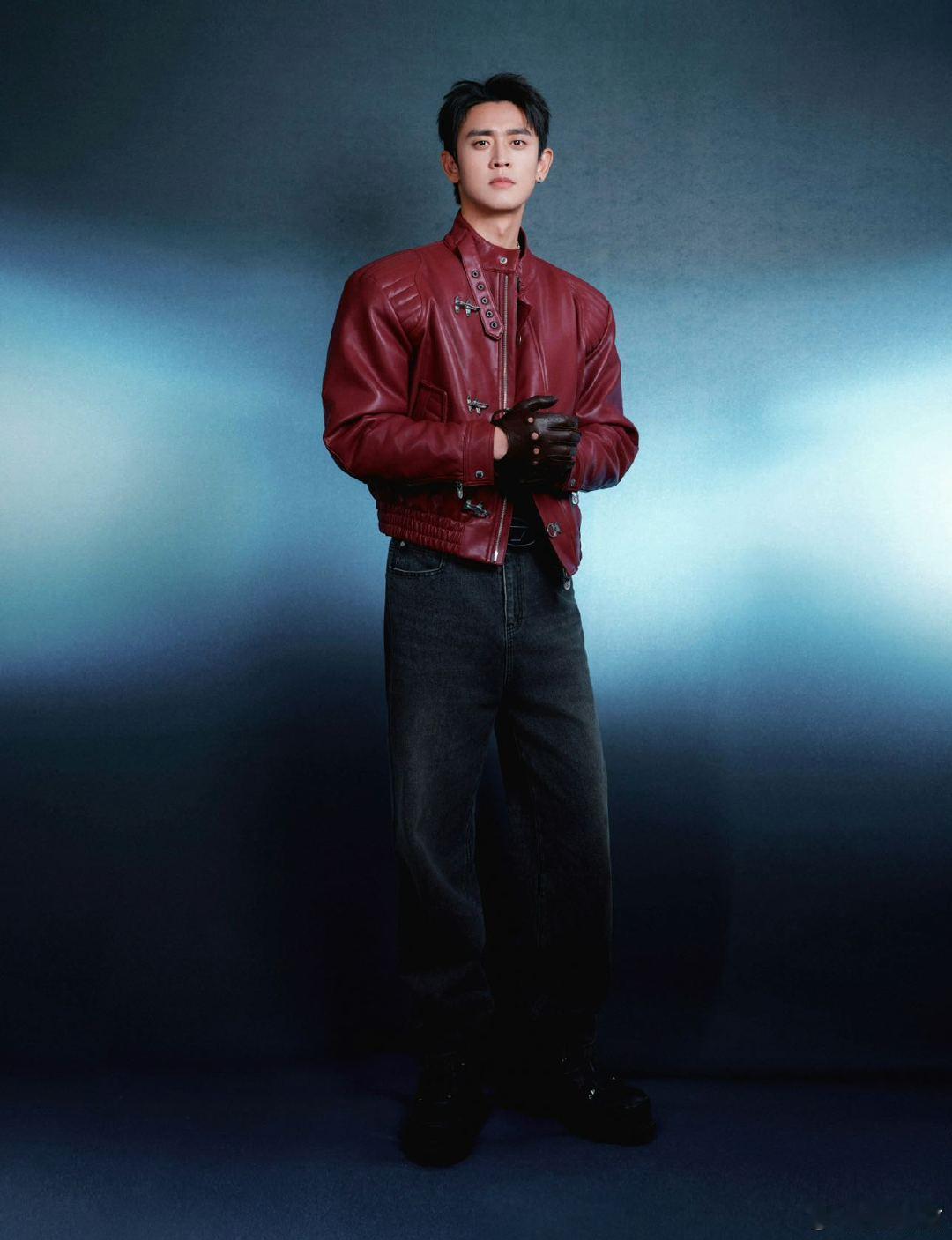 王天辰酒红色机车服王天辰F1观赛出图 王天辰这套机车服真的给到一个夯！为什么我不