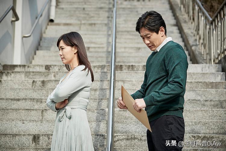 和邻居恋爱是什么体验，我至今想起高考后那个夏天还觉得发烫。
老楼的墙薄到敲一下对