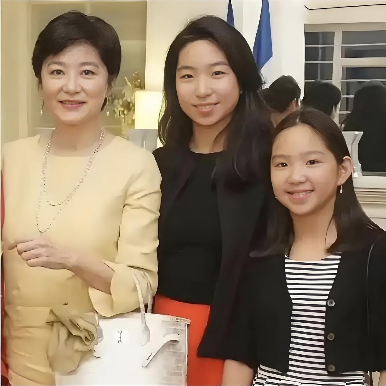 这是2013年10月，林青霞带着两个女儿邢爱林、邢言爱，出席制片人施南生被授予法