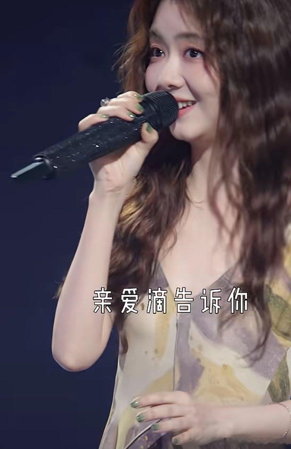 一模一样！孙千西安活动撞衫谭松韵，造型团队该检讨了？今天西安小米活动，孙千穿了一