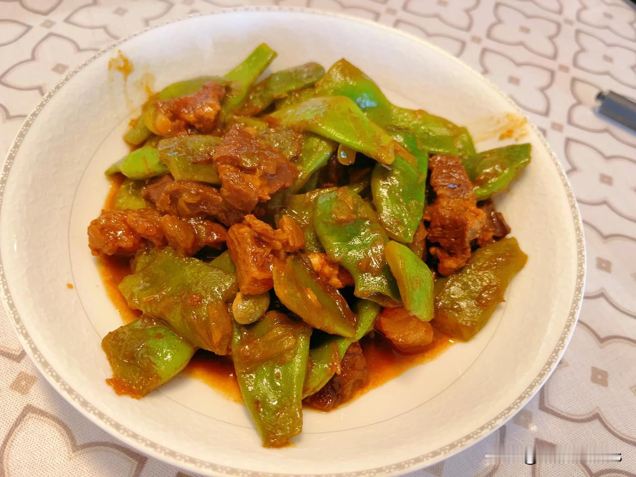 午饭，炖油豆角，用剩的炖肉做的，肉黑炖出来豆角也黑[捂脸]

剩的腊肉炒糯米笋，