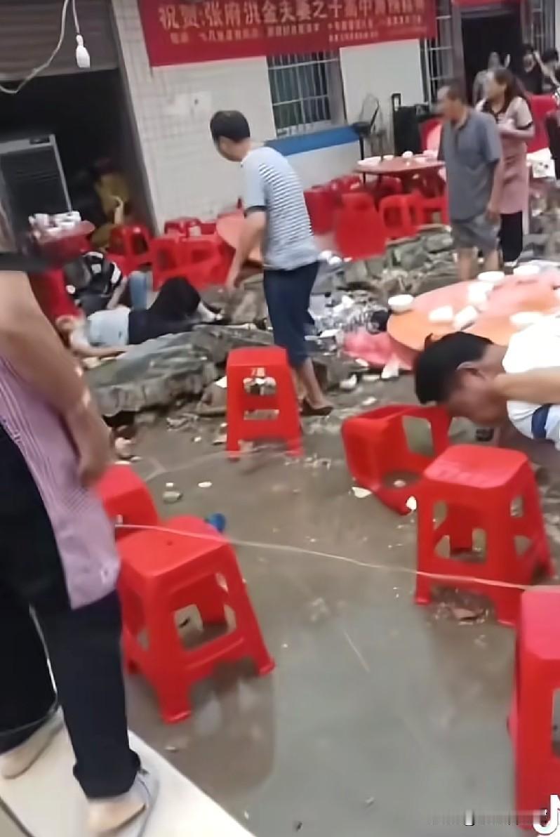 四川升学宴死亡五人事件罪魁祸首是谁？有的说怨老天爷下雨，有的说巧合刮了一阵大风，