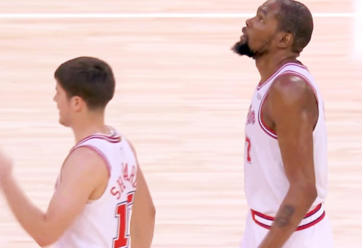 乌杜卡又现妙笔之作，新星5记三分，火箭半场54-44领先雄鹿
北京时间4月2日，