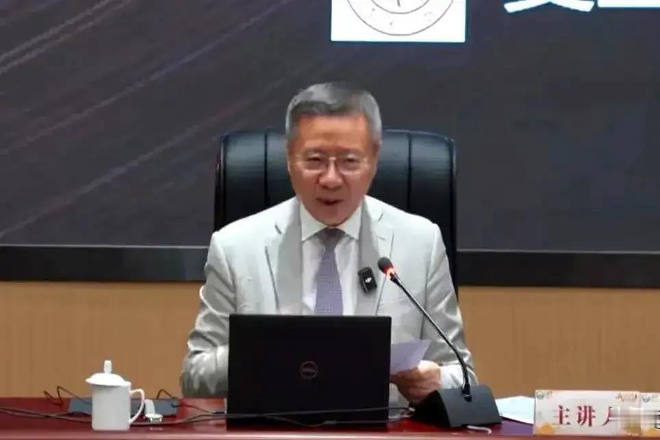 张维为教授去武汉大学讲课，现场真受同学们欢迎，可见有大批新青年欣赏张教授的演讲风